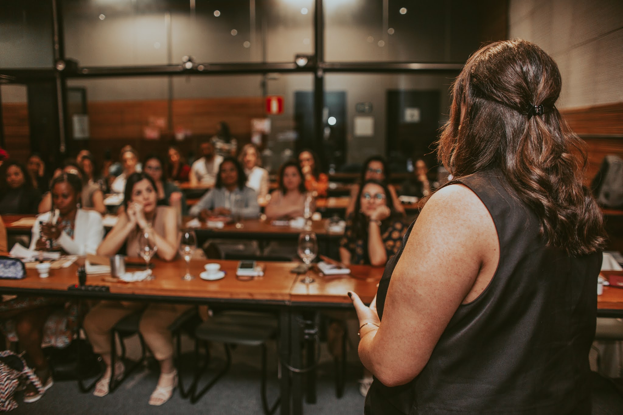 Gabriela Ribeiro dando aula